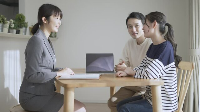 保険の契約をする若い夫婦