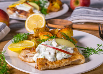 Gebratener Fisch mit Bratkartoffeln und Apfel Gurken Dill Schmand Soße