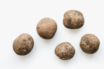 Fototapeta na wymiar dirty potatoes on white background, potatoes on white background