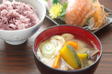 味噌スープ　味噌汁　具沢山の味噌汁