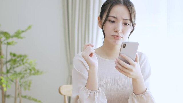 スマートフォンを使う若い女