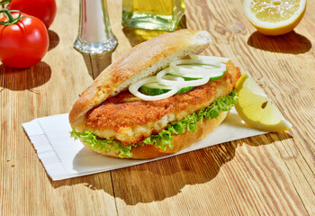 Backfisch im Brötchen - Fisch Filet paniert auf einer Papiertüte