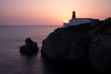 Acantilados en el sur de Portugal al atardecer en el cabo de San Vicente