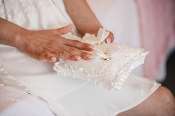 La sposa tiene in mano le fedi