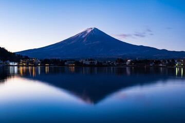Fototapeta na wymiar 河口湖から眺める冬の富士山　朝景