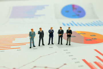 グラフを見つめるビジネスマン