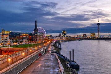 Panorama von Düsseldorf mit Riesenrad und Weihnachtsmarkt