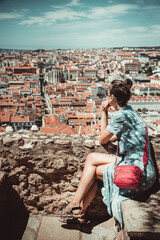 Mujer Joven paseando por las calles de lisboa