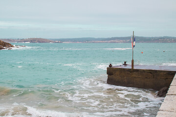 Naklejka premium Muelle pequeño en el mar con vistas al horizonte