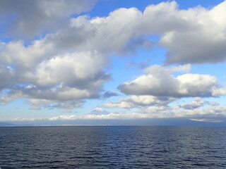 雲から姿を現した富士山