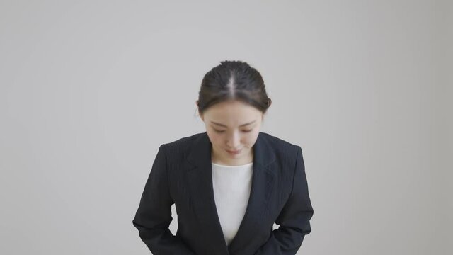 若いビジネスウーマンがお辞儀をしている
