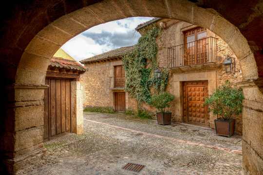 Imagen de un arco y unas casas de Pedraza que es un pueblo tur&iacute;stico y con mucho encanto de la provincia de Salamanca .