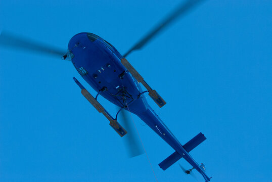 Helic&oacute;ptero en pleno vuelo.