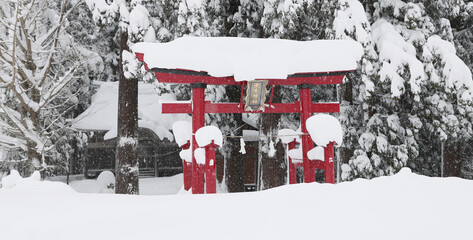 豪雪地帯の冬（雪に覆われた神社の鳥居）