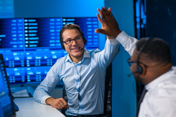 Obraz premium Team of brokers is working in office using workstation and analysis technology. Workplace of professional traders. Global financial markets, business, currency exchange and banking concepts.