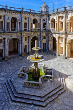 Main cloister and fountain, Castle and Convent of the Order of Christ (Convento do Cristo), UNESCO World Heritage Site, Tomar, Santarem district, Portugal