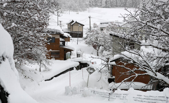 大雪に見舞われた集落（豪雪地帯のイメージ）