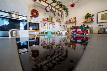 a kitchen island with a hob that reflects the Christmas decoration of the kitchen for the family...