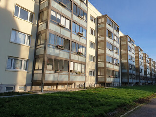 Wohnblock mit verglasten Balkons in Dessau-Roßlau, Sachsen-Anhalt
