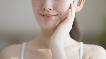 若い女性がスキンケアをしている
