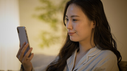 携帯電話で通話をしている若い女性
