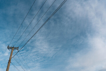 Cables electricos sobre cielo azul