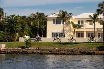 Fototapeta na wymiar bikers and walkers along a path by the lake