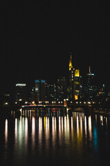 Fototapeta premium Frankfurt Skyline mit Wasser Spiegelung bei Nacht