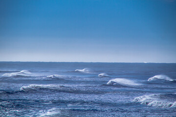 grandes olas en el mar atlantico