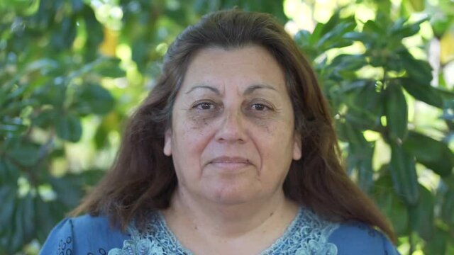 Mujer argentina covid 19 barbijo tapa boca