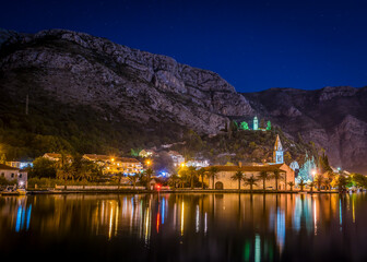 Obraz premium View of the bay in the Adriatic sea near the city of Dubrovnik at night