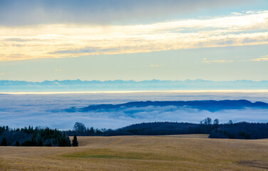 Obraz premium landscape with a sea of clouds in the valley seen from the mountain