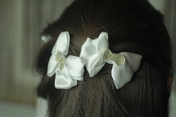 bows on the girl's hair 