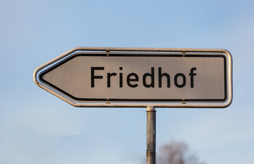 Stra&szlig;enschild zum Friedhof in deutscher Schrift