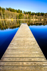 Obraz premium old wooden jetty at a lake