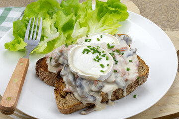 tartine de pain aux champignons, lardons et fromage de chèvre
