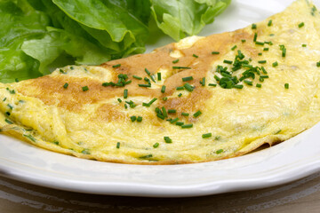 assiette d'omelette au fromage et à la ciboulette
