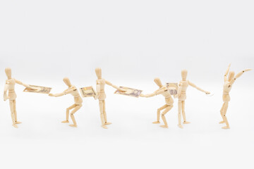 中間業者に徐々にマージンを取られて小銭しか受け取れない人形
