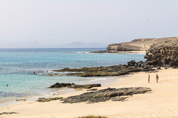 playa en el desierto con mar turquesa