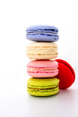 Macarrones o macaroons franceses apilados en diferentes sabores y vibrantes colores