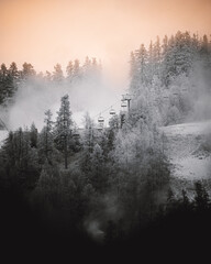Fototapeta na wymiar Montagne sous la brume