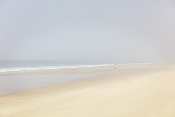 Playa solitaria con bruma