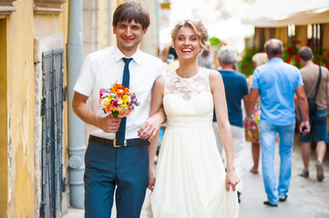 Naklejka premium Bride and groom walking in old city