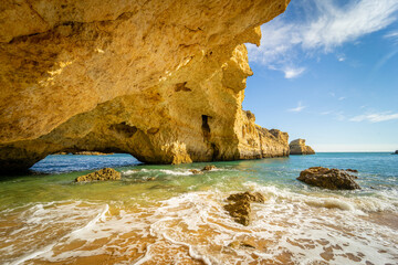 Tunnel am Strand in Portugal