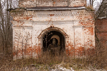 Obraz premium arch entrance to an abandoned temple