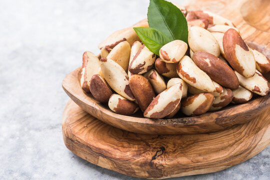 Brazil nuts, Amazon nuts, acre nuts, Brazil nuts, Amazon nuts, Bolivian nuts, Toquei or Tururi, very abundant in northern Brazil and Bolivia. Chestnut in shell.