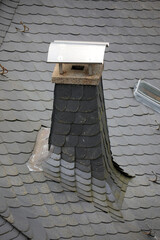 Schornstein mit Abdeckung auf Dach