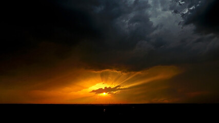 Sonne scheint unter einem Gewitter hervor
