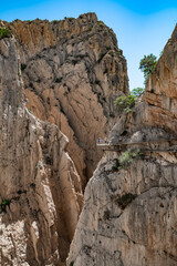 Caminito del Rey,  Desfiladero de los Gaitanes, aventura y riesgo de un sendero de montaña atraves de una garganta de paredes verticales de roca.