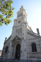 Fototapeta na wymiar La façade de l'Église catholique Saint-Michel à Lille.